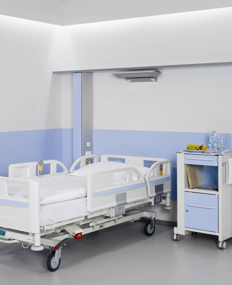 Universalklinikbett in günstigerer Ausführung mit verschiedenen Bedienelementen und Seitensicherung